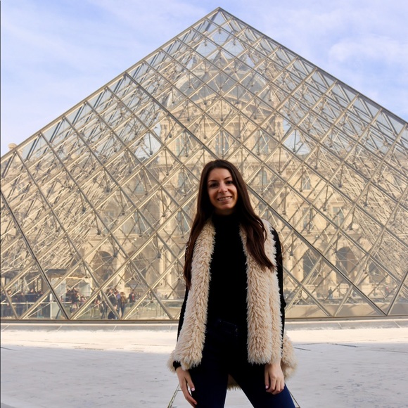 Profile Picture of Danielle Malamut (@dmalamut31) on Poshmark