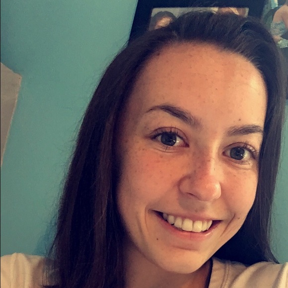 Profile Picture of Carlee Luftman (@cluftman) on Poshmark