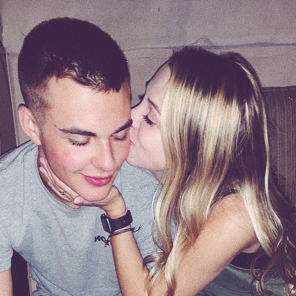 Profile Picture of Aleigha Schingeck (@aschingeck20) on Poshmark