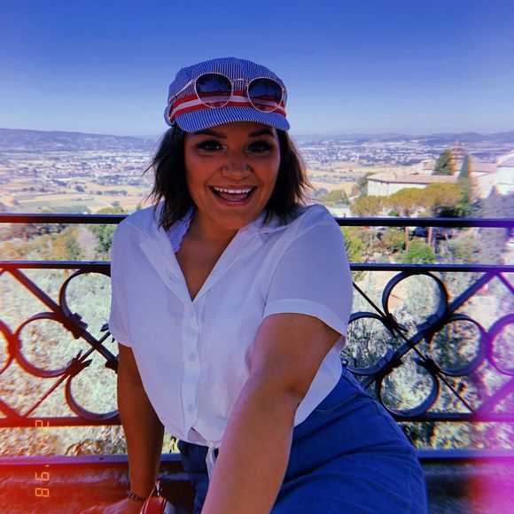 Profile Picture of Brooke Spodarek (@brookespodarek) on Poshmark