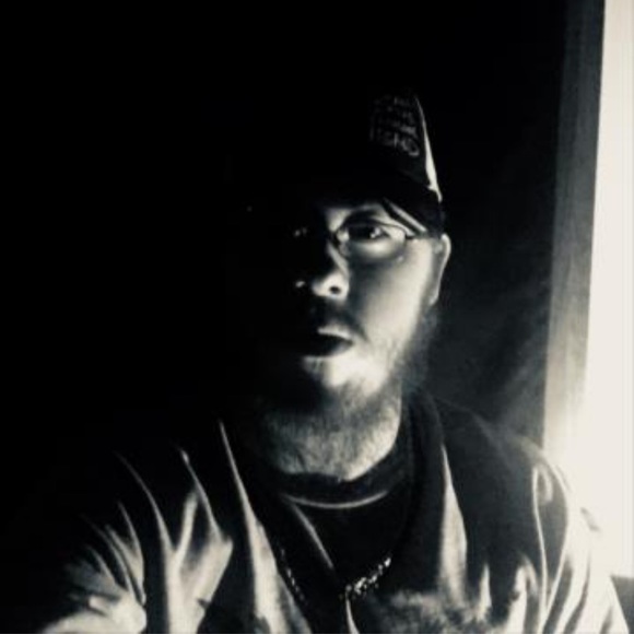 Profile Picture of Larry Lincks (@larry_lincks) on Poshmark