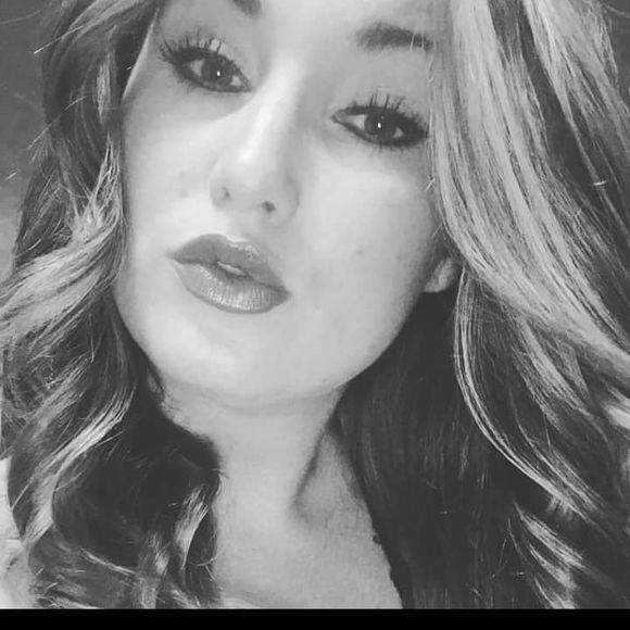 Profile Picture of April Day (@aprillynnd) on Poshmark