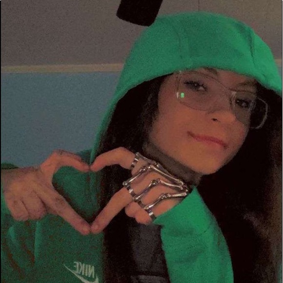 Profile Picture of Larinna Andring (@larinnaandring) on Poshmark