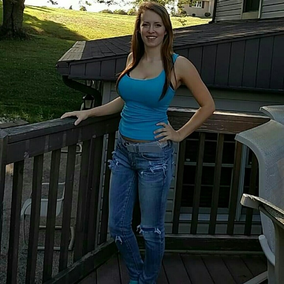 Profile Picture of Amanda Gregor (@amandamarie121) on Poshmark