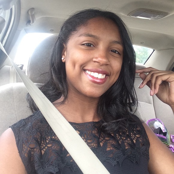 Profile Picture of Cierra Hodge (@cierrahodge) on Poshmark