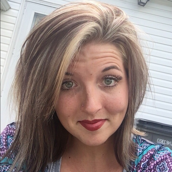Emily Feagins - Poshmark Profile Picture of Emily Feagins (@elffeagins) on Poshmark