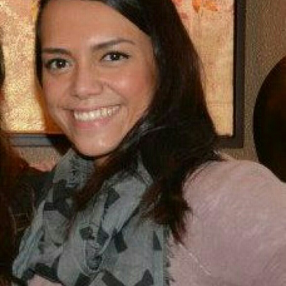 Profile Picture of Amanda Call (@acall1986) on Poshmark