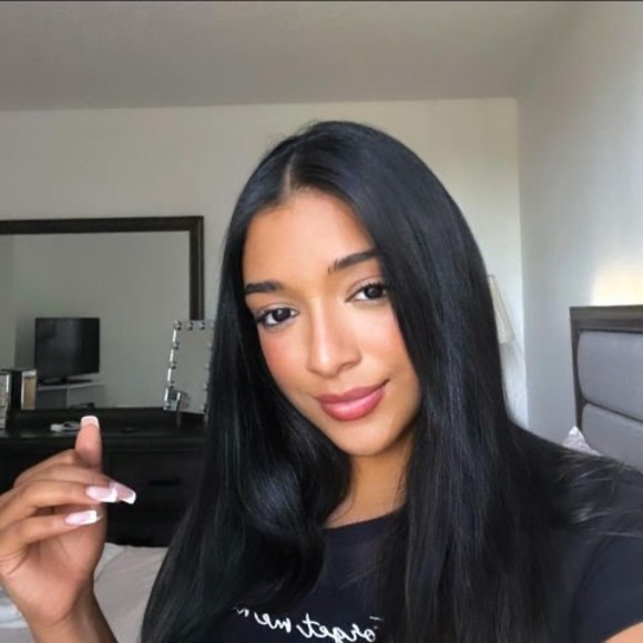 Profile Picture of Tina Palacio (@tinapalacio2000) on Poshmark