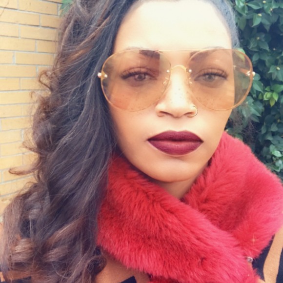 Profile Picture of Bianca Pitts (@biancapitts) on Poshmark