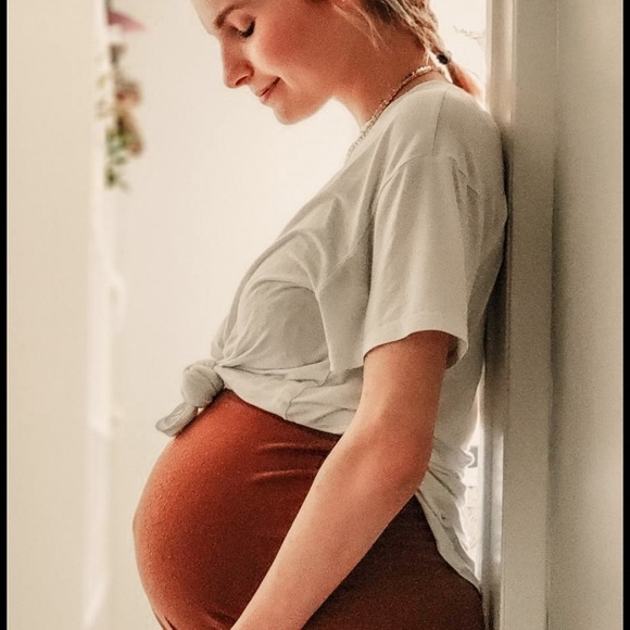 Profile Picture of Alyssa Carriere (@alyssanthomas) on Poshmark