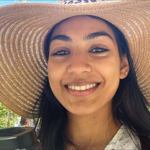 Profile Picture of Aparna Murthy (@aparna_murthy) on Poshmark