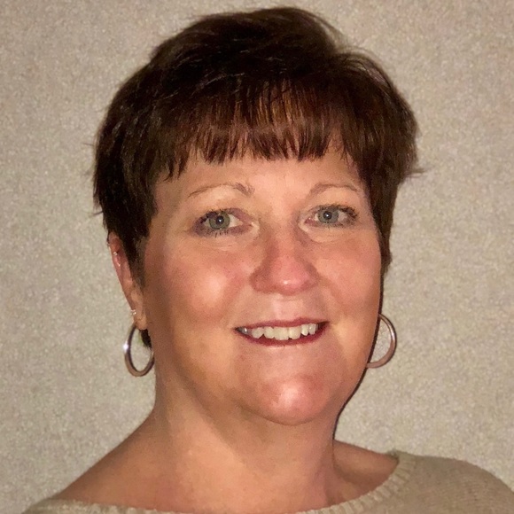 Profile Picture of Kelly Stoneking (@kellystoneking) on Poshmark