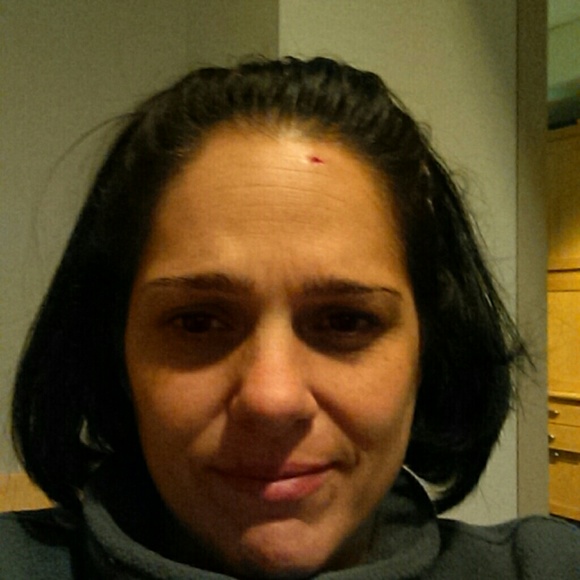 Profile Picture of Dee Farrelly (@dee0712) on Poshmark