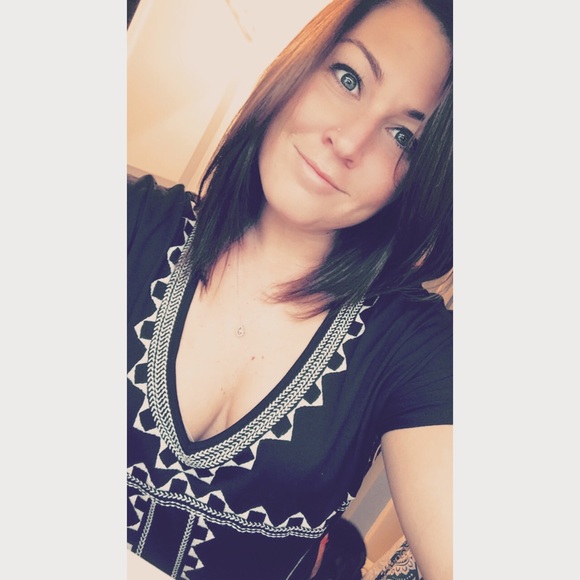 Profile Picture of Alexa Scott (@akscott15) on Poshmark