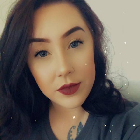 Profile Picture of Shelby Horsting (@shelbyhorstinh) on Poshmark