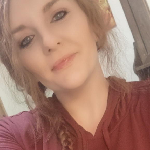Profile Picture of Lindsey Brackens (@lindseybrackens) on Poshmark