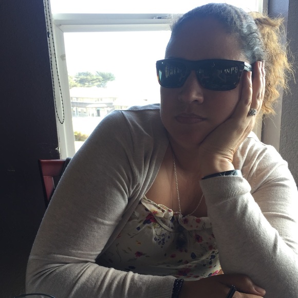 Sarah Razo - Poshmark Profile Picture of Sarah Razo (@sareileen) on Poshmark