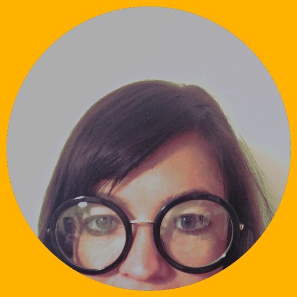 Profile Picture of Carolyn Manning (@carolovesjeans) on Poshmark