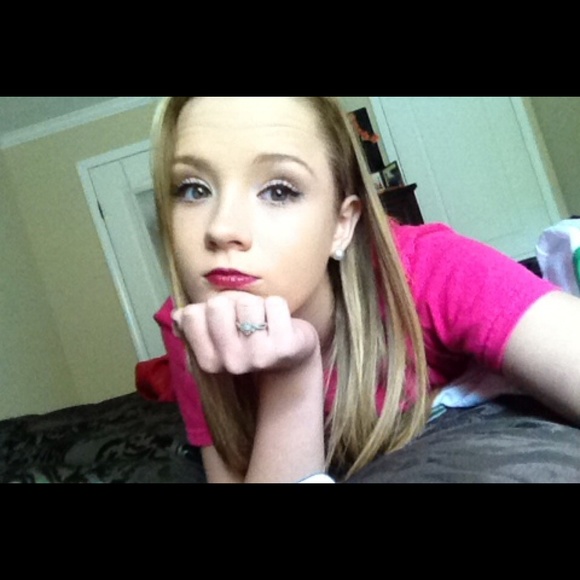 Profile Picture of Taylor Mccombs (@taylor_hope17) on Poshmark