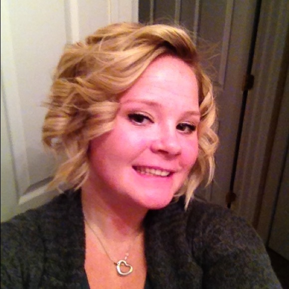 Profile Picture of Robyn Mishak (@rmishak) on Poshmark