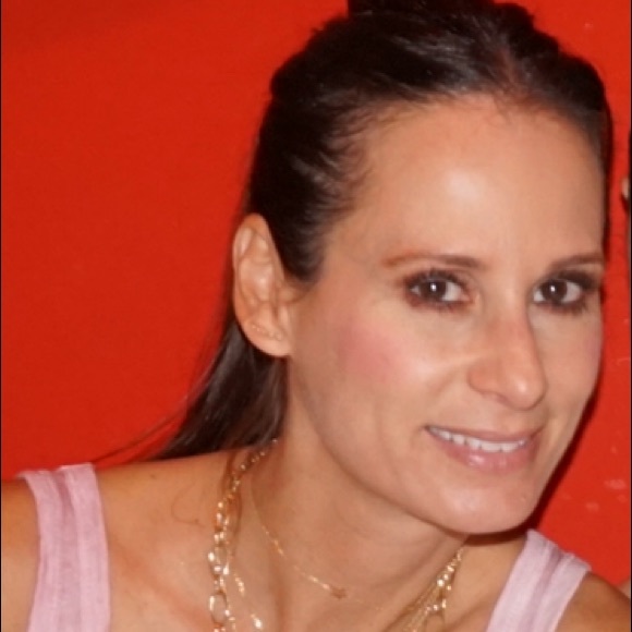 Profile Picture of Lauren Ditrapani (@laurenditrapani) on Poshmark