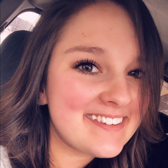 Profile Picture of Nicole Goeman (@nicolegoeman) on Poshmark