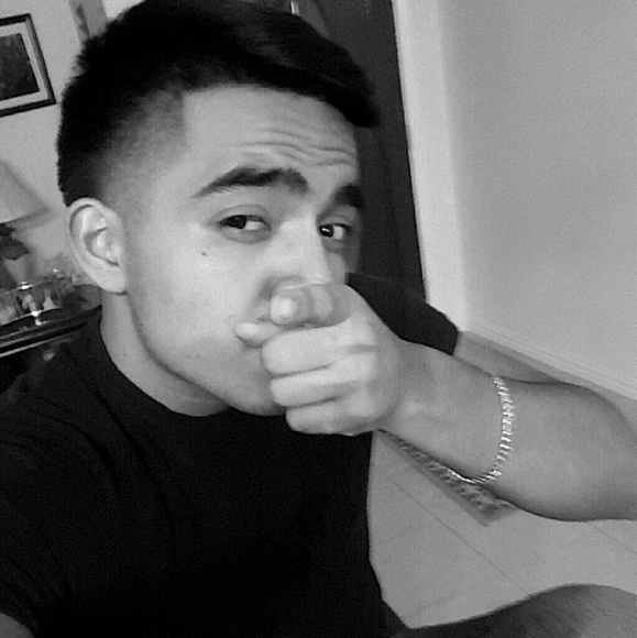 Profile Picture of Adrian Correa (@a_drizzle98) on Poshmark