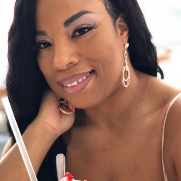 Profile Picture of Shanlyn Jones (@shanlynjones) on Poshmark