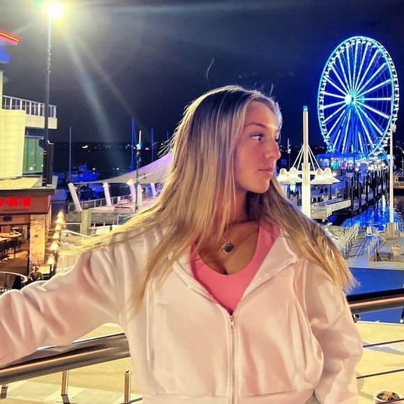 Profile Picture of Jillian Gorman (@jilliangormann) on Poshmark