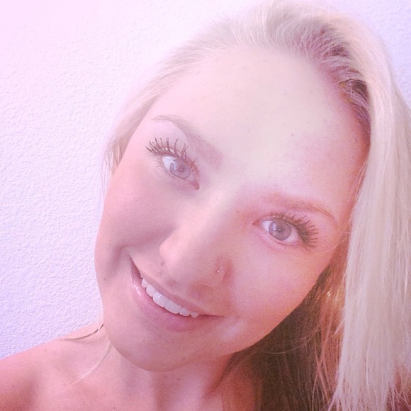 Profile Picture of Simone Scheg (@blondie2494) on Poshmark