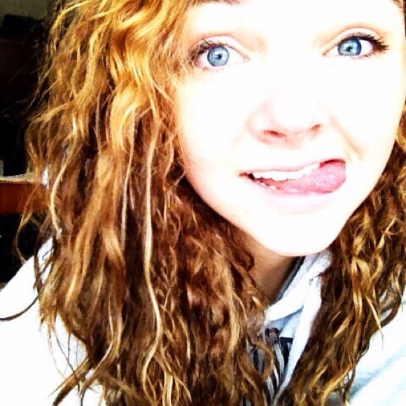 Profile Picture of Erika Aaker (@aiwrecka) on Poshmark