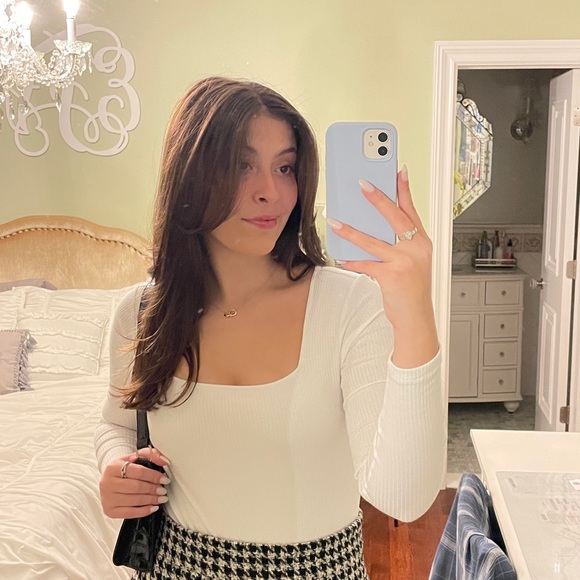 Profile Picture of Ella Faulisi (@ellafaulisi) on Poshmark