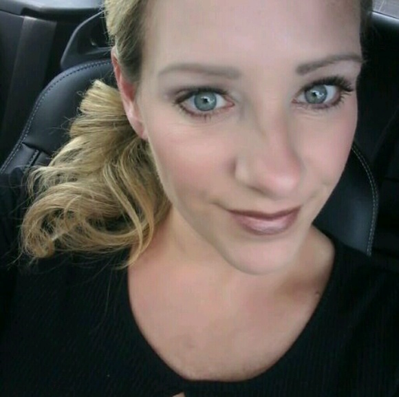 Profile Picture of S Easterling (@seasterling73) on Poshmark