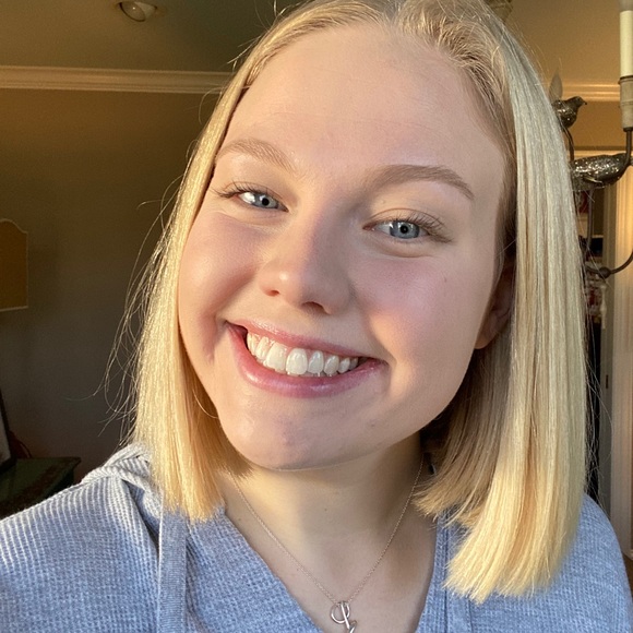 Profile Picture of Lydia Schultz (@lydddddss) on Poshmark