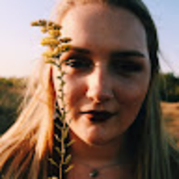 Profile Picture of Julianna Powers (@julianna_powers) on Poshmark