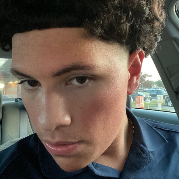 Darrien Lopez - Poshmark Profile Picture of Darrien Lopez (@darrienlopez) on Poshmark