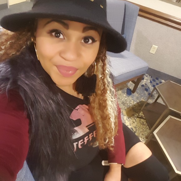 Profile Picture of Kelli Henderson (@stylebykellz) on Poshmark