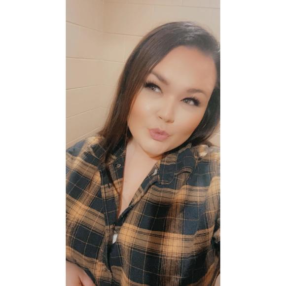 Profile Picture of Shannon Swedberg (@sswedberg29) on Poshmark