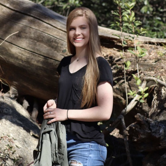 Profile Picture of Shyann Dockal (@shyanndockal) on Poshmark