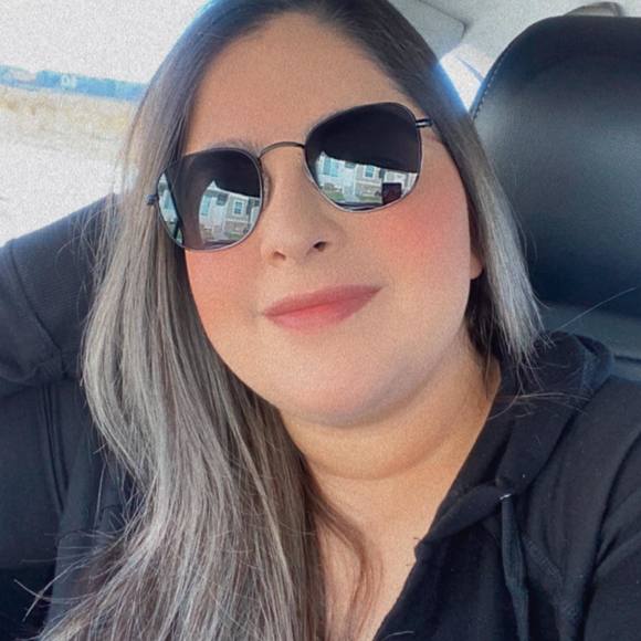 Profile Picture of Bianca Fernandes (@biancafernande) on Poshmark