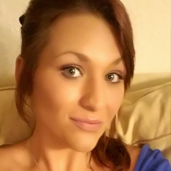 April Carcabasis - Poshmark Profile Picture of April Carcabasis (@aprilcarcabasis) on Poshmark