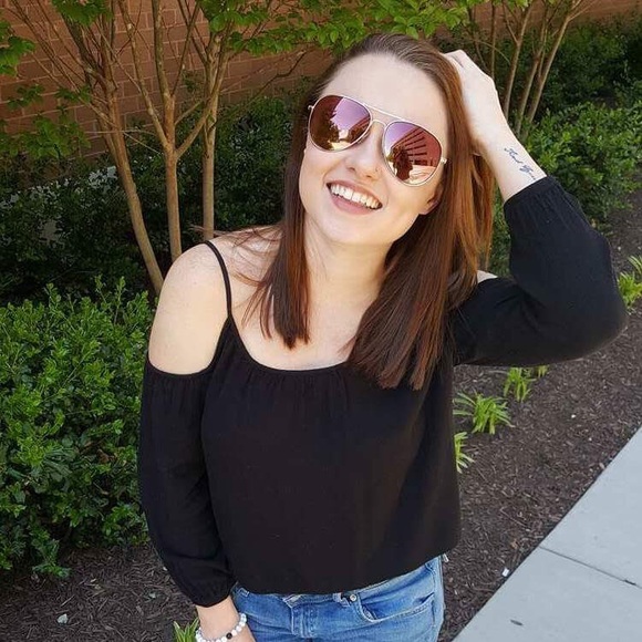 Profile Picture of Kemble Williams (@kembletay17) on Poshmark