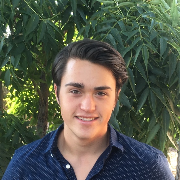 Profile Picture of Sam Vivian (@samvivs) on Poshmark