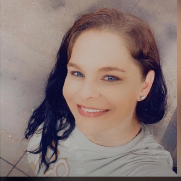 Profile Picture of Vicky Davis (@dvicky1) on Poshmark