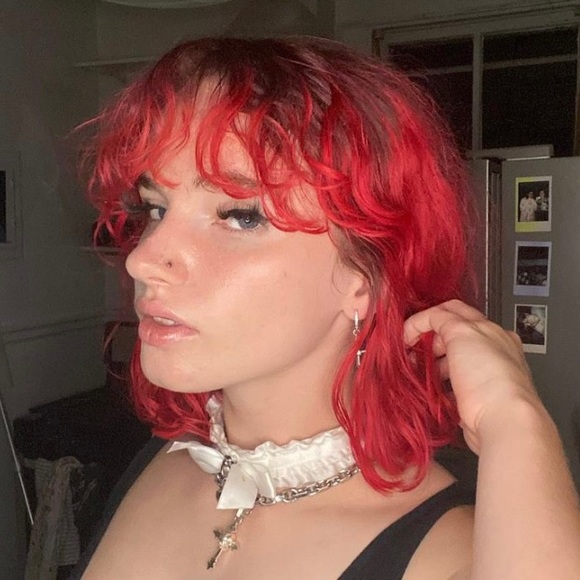 Profile Picture of Amanda Lineweaver (@amandoom) on Poshmark