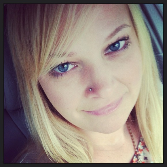 Profile Picture of Sara Jung (@sarasota82) on Poshmark