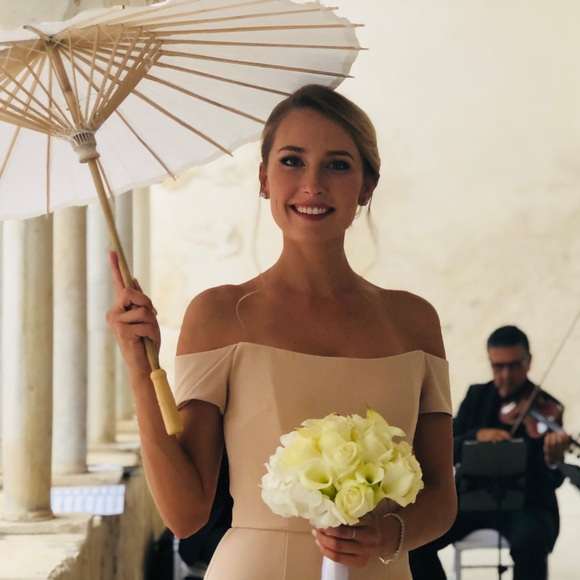 Profile Picture of Laura Unks (@lauraunks22) on Poshmark