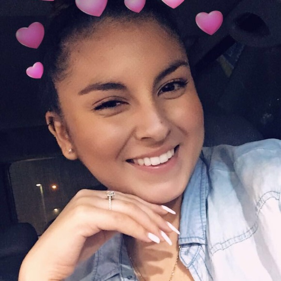 Profile Picture of Itzia Miranda (@itziamiranda12) on Poshmark