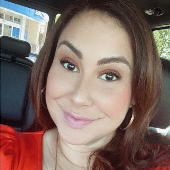 Profile Picture of Lore Perez (@loloperez23) on Poshmark