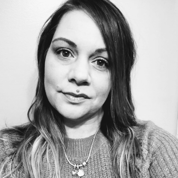 Profile Picture of Amanda Robinette (@glitterdust23) on Poshmark